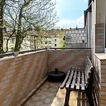 Zentral Gelegen, Sehr Geraeumig, 3 Zimmer, 3 Betten