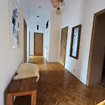 Zentral Gelegen, Sehr Geraeumig, 3 Zimmer, 3 Betten Apartmán *