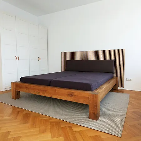Zentral Gelegen, Sehr Geraeumig, 3 Zimmer, 3 Betten Apartment