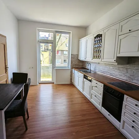 Zentral Gelegen, Sehr Geraeumig, 3 Zimmer, 3 Betten *