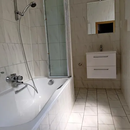 Zentral Gelegen, Sehr Geraeumig, 3 Zimmer, 3 Betten 아파트 *