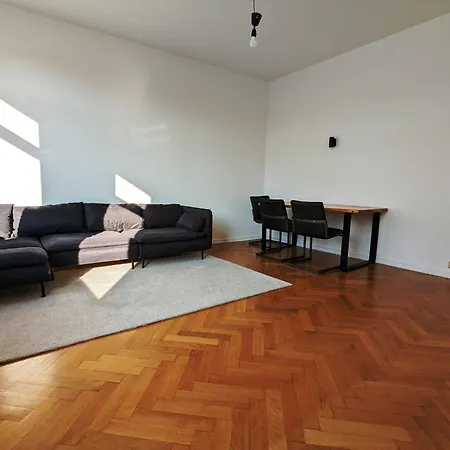 Zentral Gelegen, Sehr Geraeumig, 3 Zimmer, 3 Betten * Essen