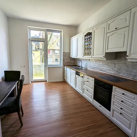 Zentral Gelegen, Sehr Geraeumig, 3 Zimmer, 3 Betten Apartment Essen