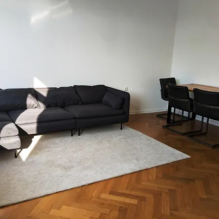 Zentral Gelegen, Sehr Geraeumig, 3 Zimmer, 3 Betten Apartment *