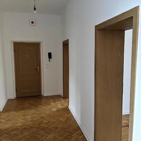 Zentral Gelegen, Sehr Geraeumig, 3 Zimmer, 3 Betten *