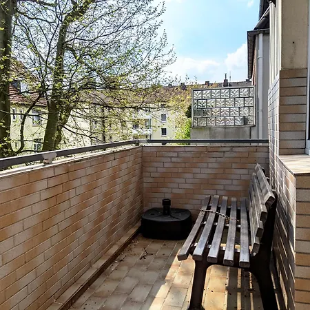 Zentral Gelegen, Sehr Geraeumig, 3 Zimmer, 3 Betten