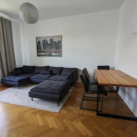 Zentral Gelegen, Sehr Geraeumig, 3 Zimmer, 3 Betten Apartmán *