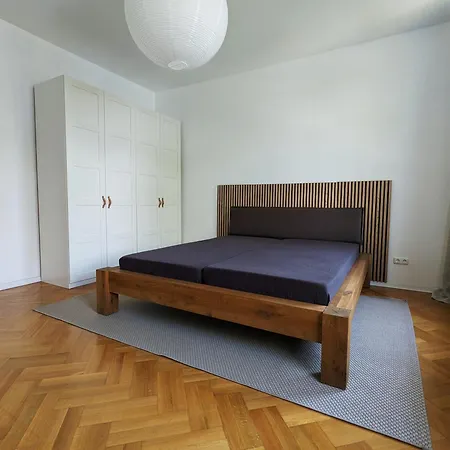 Zentral Gelegen, Sehr Geraeumig, 3 Zimmer, 3 Betten