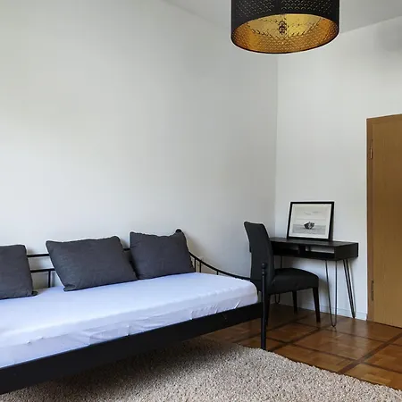Zentral Gelegen, Sehr Geraeumig, 3 Zimmer, 3 Betten 아파트 *