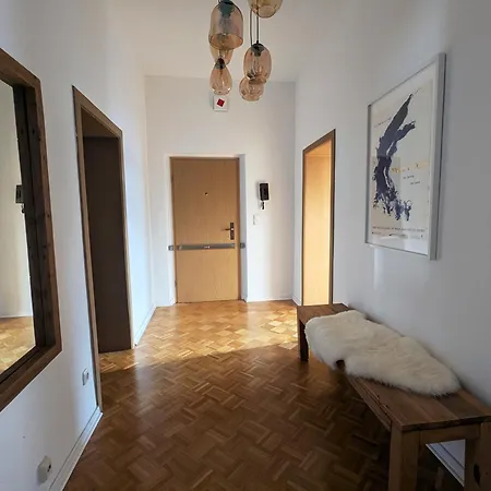 아파트 Zentral Gelegen, Sehr Geraeumig, 3 Zimmer, 3 Betten