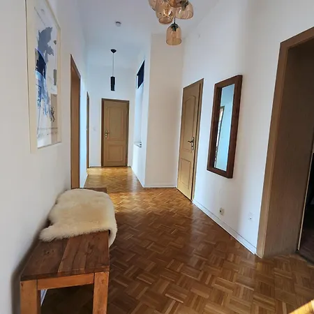 Zentral Gelegen, Sehr Geraeumig, 3 Zimmer, 3 Betten 아파트 *