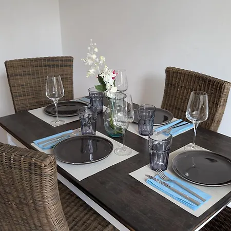 Zentral Gelegen, Sehr Geraeumig, 3 Zimmer, 3 Betten Apartmán