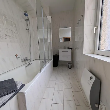 Zentral Gelegen, Sehr Geraeumig, 3 Zimmer, 3 Betten * إسن