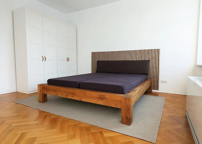 Zentral Gelegen, Sehr Geraeumig, 3 Zimmer, 3 Betten Апартаменты