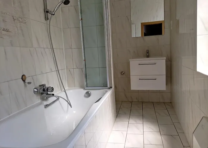 Zentral Gelegen, Sehr Geraeumig, 3 Zimmer, 3 Betten Апартаменты *