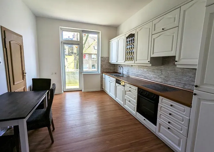 Zentral Gelegen, Sehr Geraeumig, 3 Zimmer, 3 Betten Апартаменты Эссен