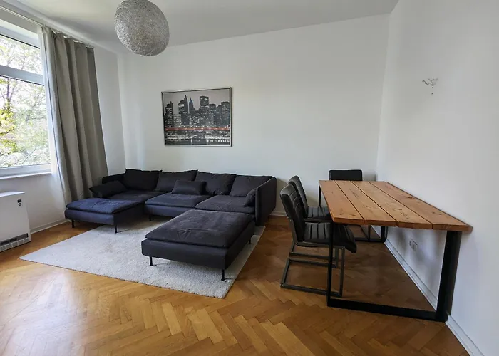 Zentral Gelegen, Sehr Geraeumig, 3 Zimmer, 3 Betten Апартаменты *