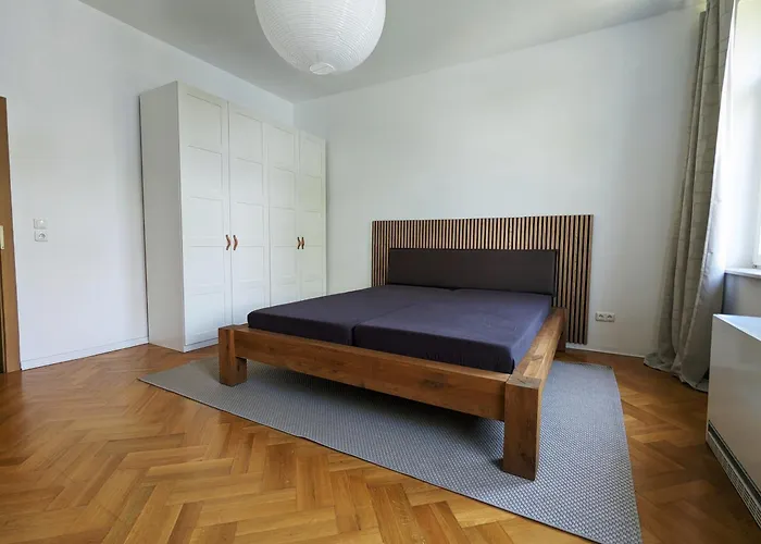 Zentral Gelegen, Sehr Geraeumig, 3 Zimmer, 3 Betten
