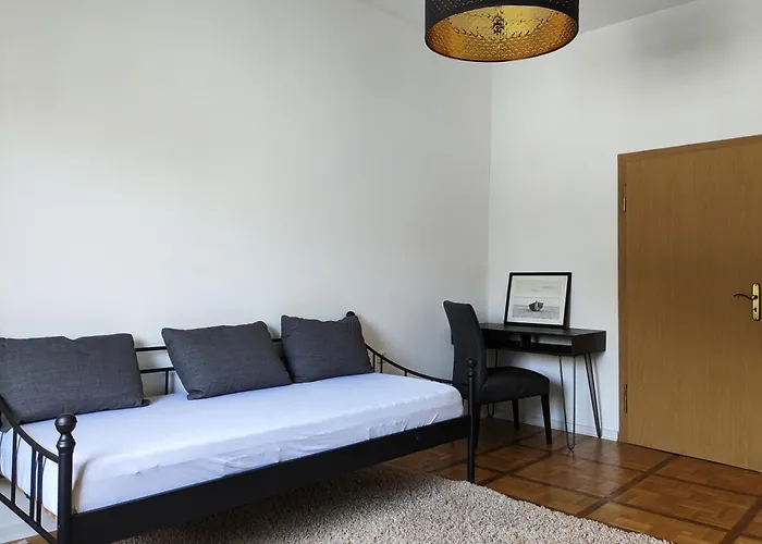 Zentral Gelegen, Sehr Geraeumig, 3 Zimmer, 3 Betten 公寓 *