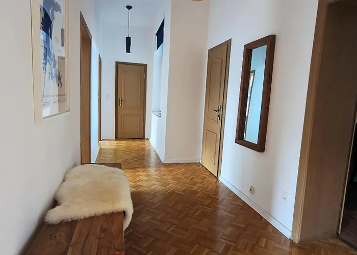 Zentral Gelegen, Sehr Geraeumig, 3 Zimmer, 3 Betten 公寓 *